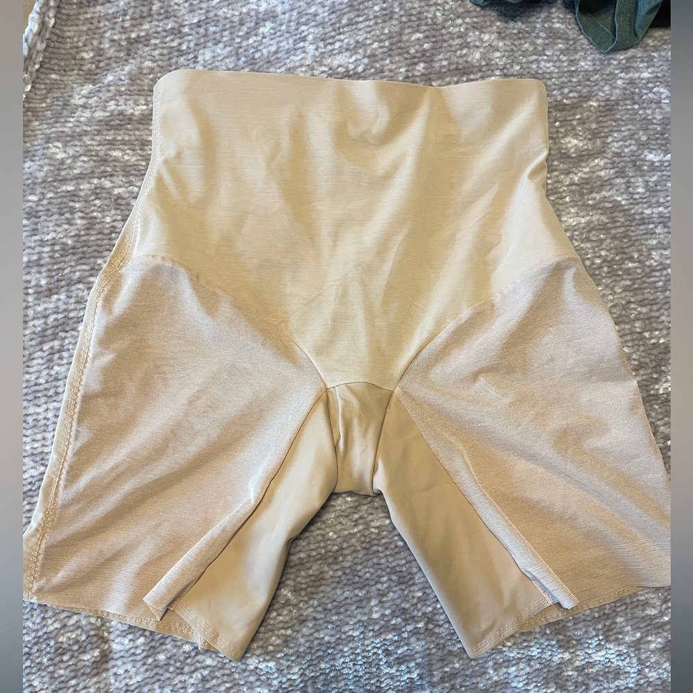 Honey love shapewear size medium. Worn once
